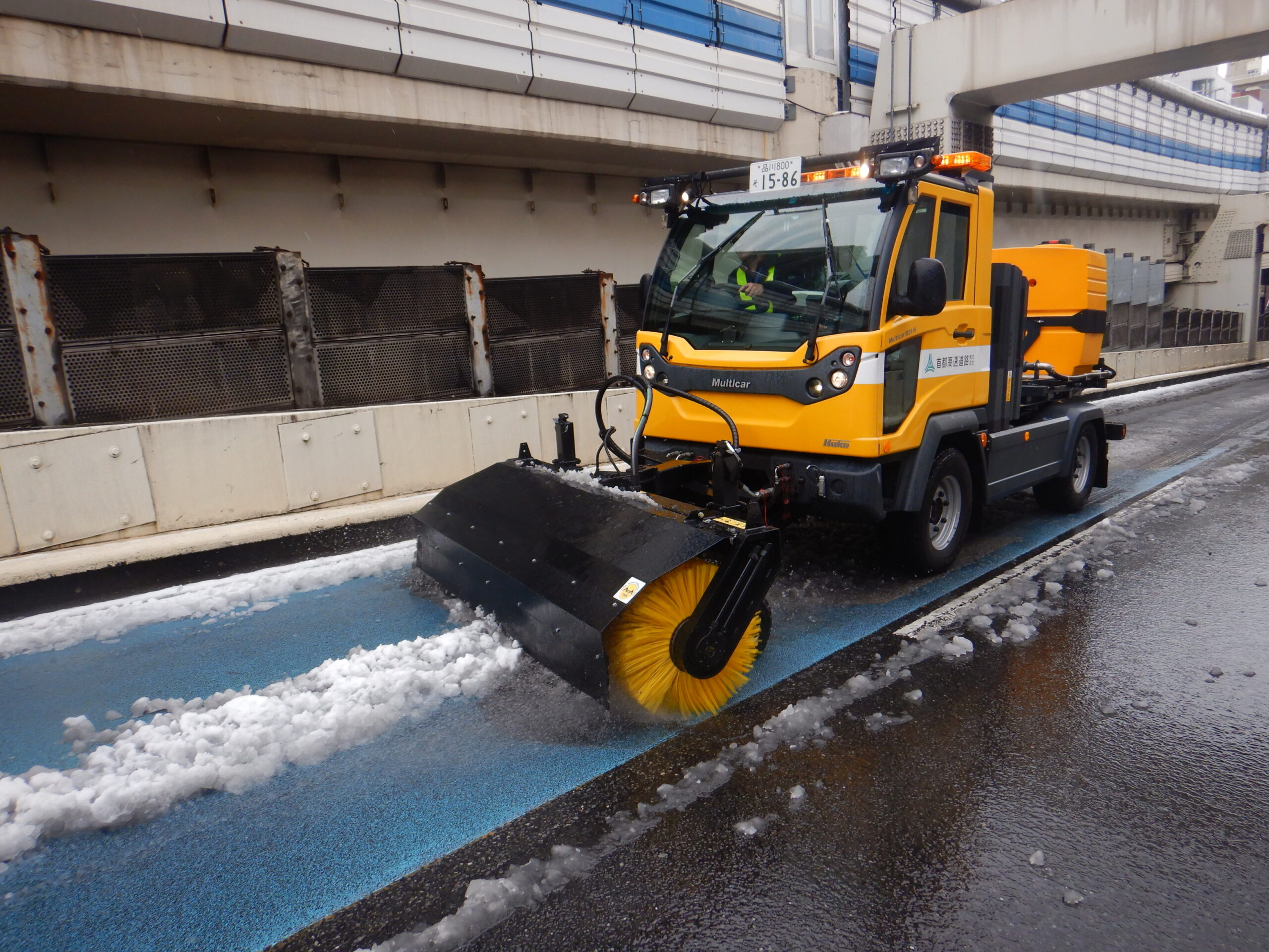 雪氷作業｜事業内容｜日本ハイウエイ・サービス株式会社